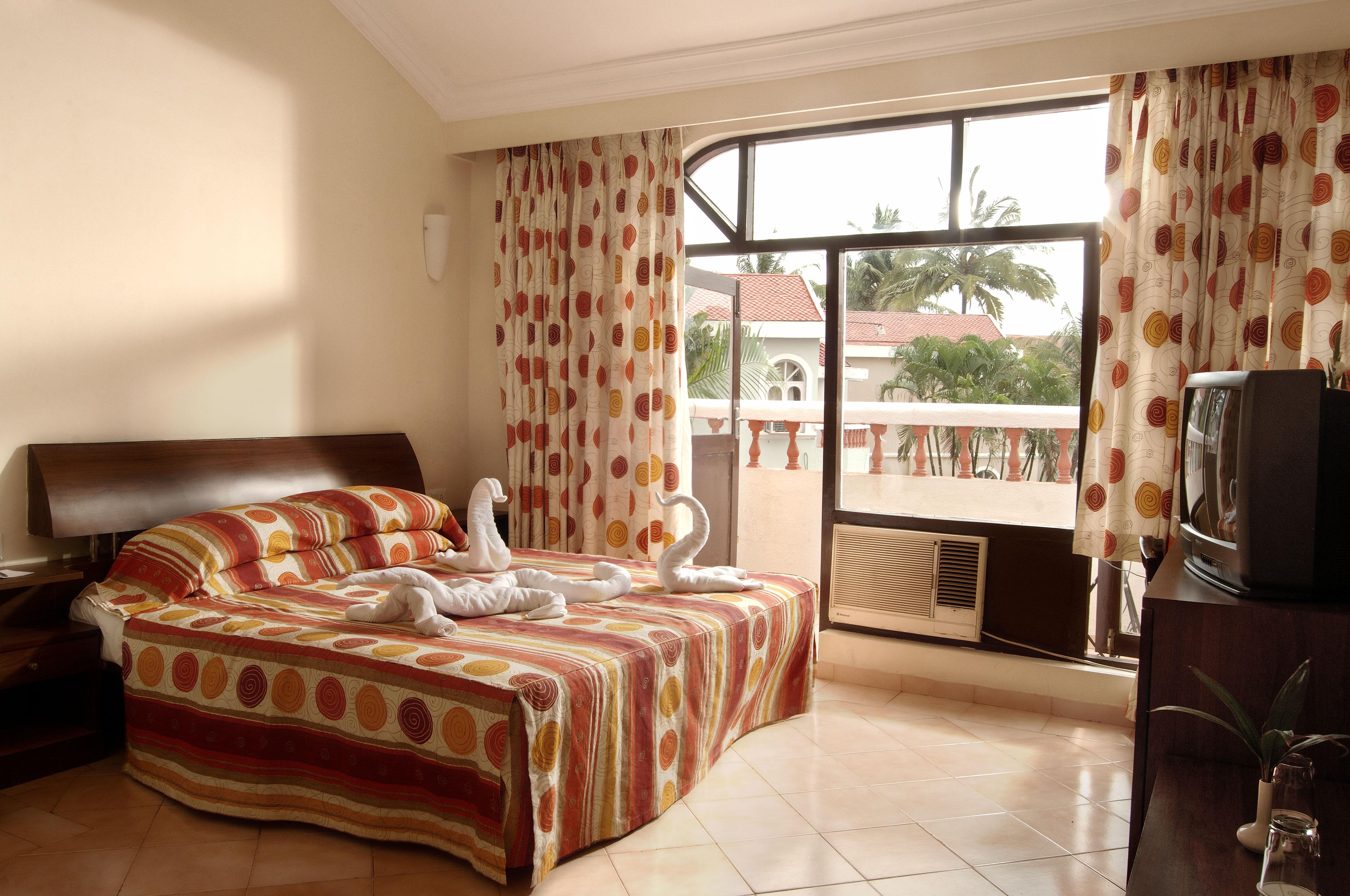 Whispering Palms Beach Resort Candolim Exterior photo