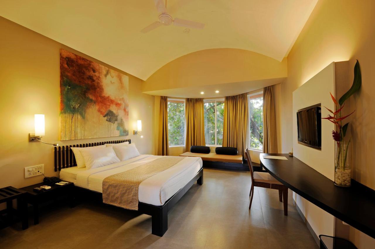 Whispering Palms Beach Resort Candolim Exterior photo