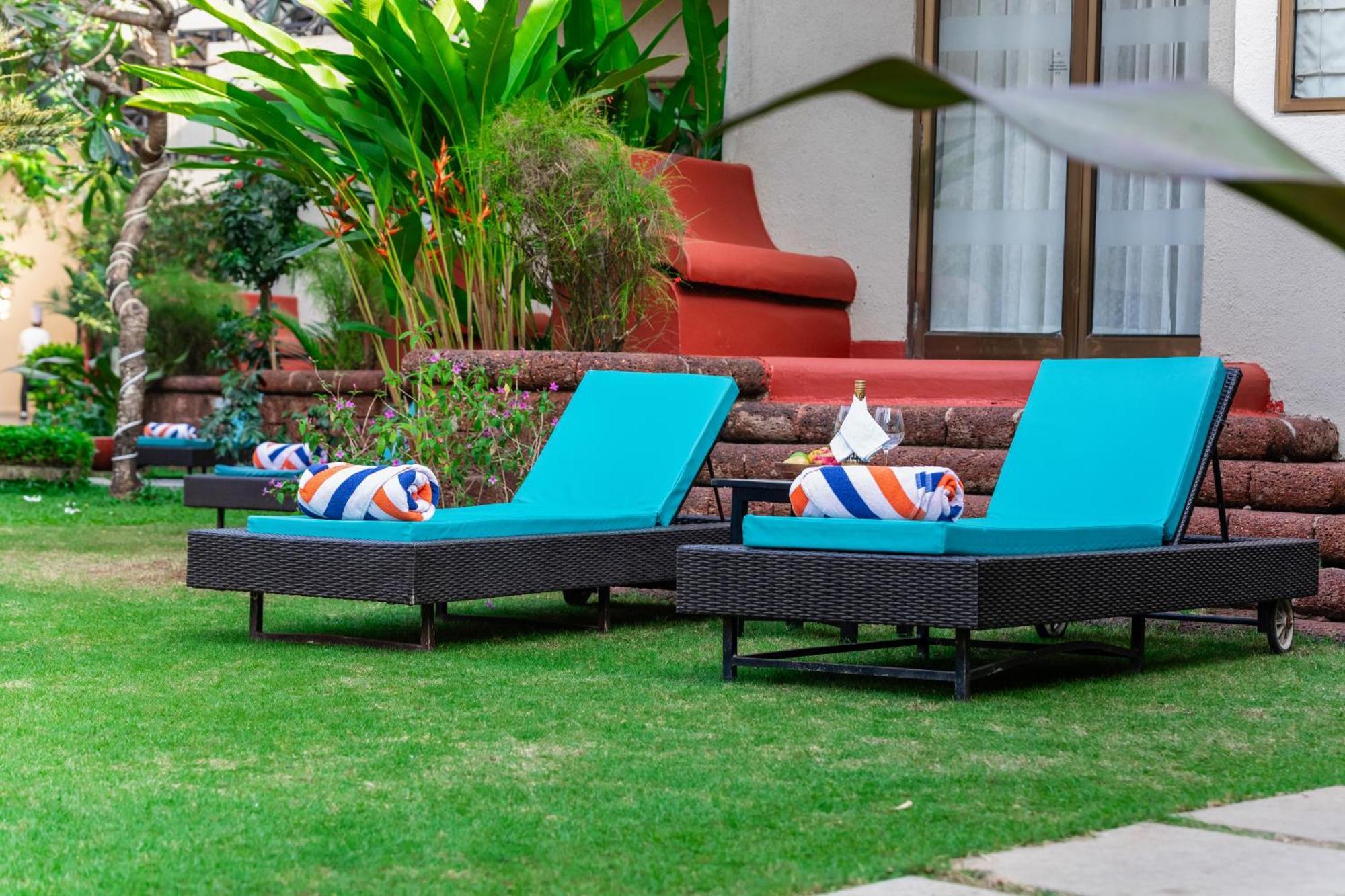 Whispering Palms Beach Resort Candolim Exterior photo