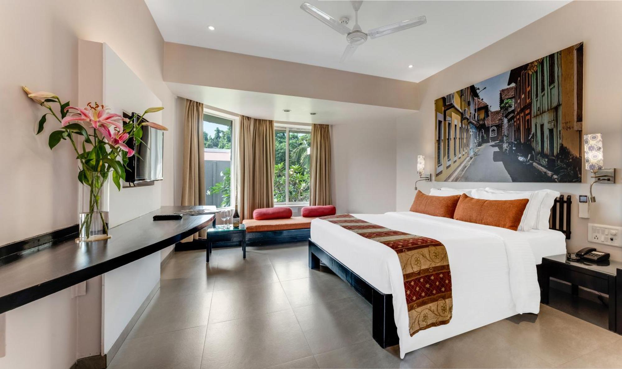 Whispering Palms Beach Resort Candolim Exterior photo