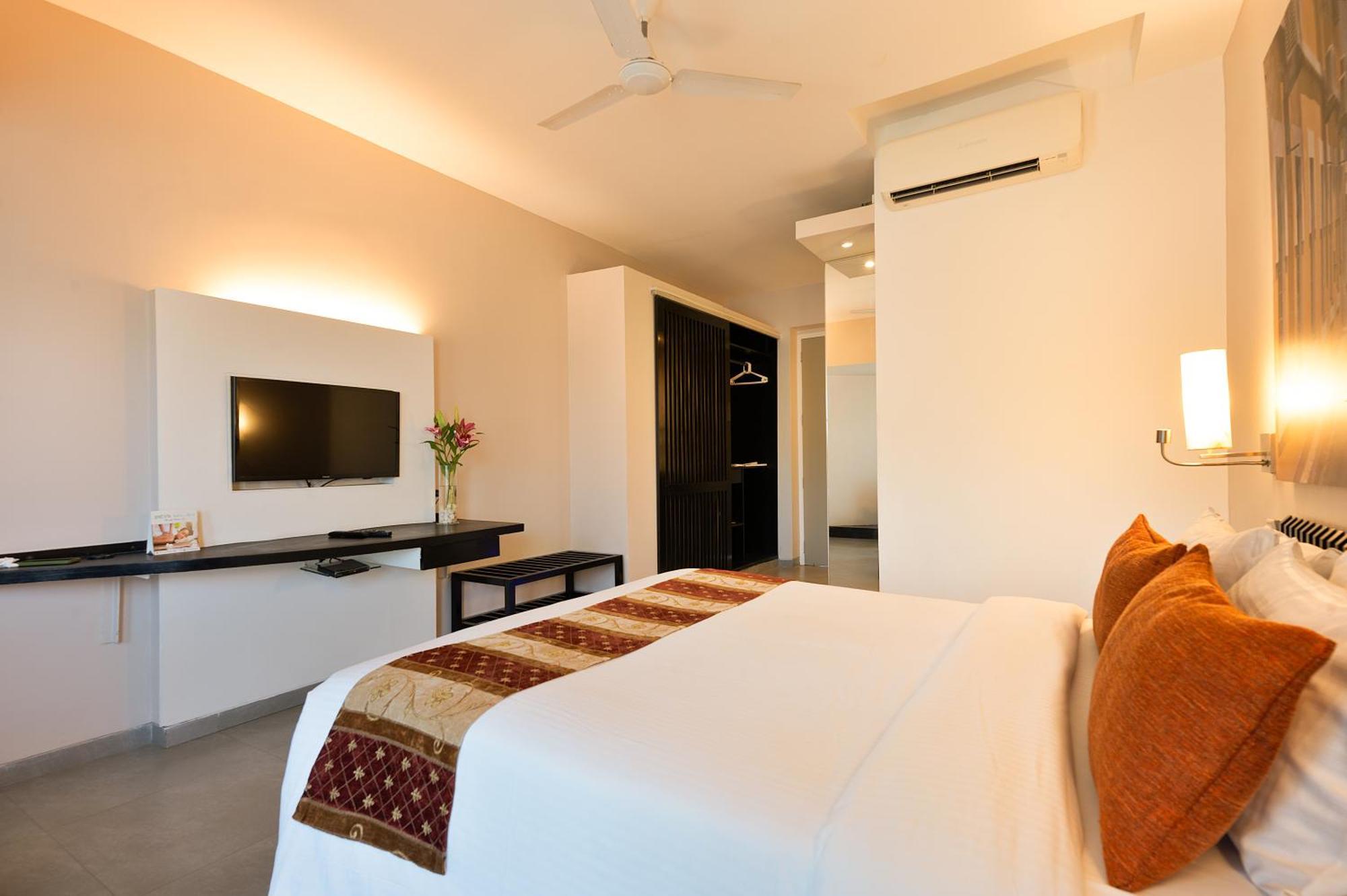 Whispering Palms Beach Resort Candolim Exterior photo