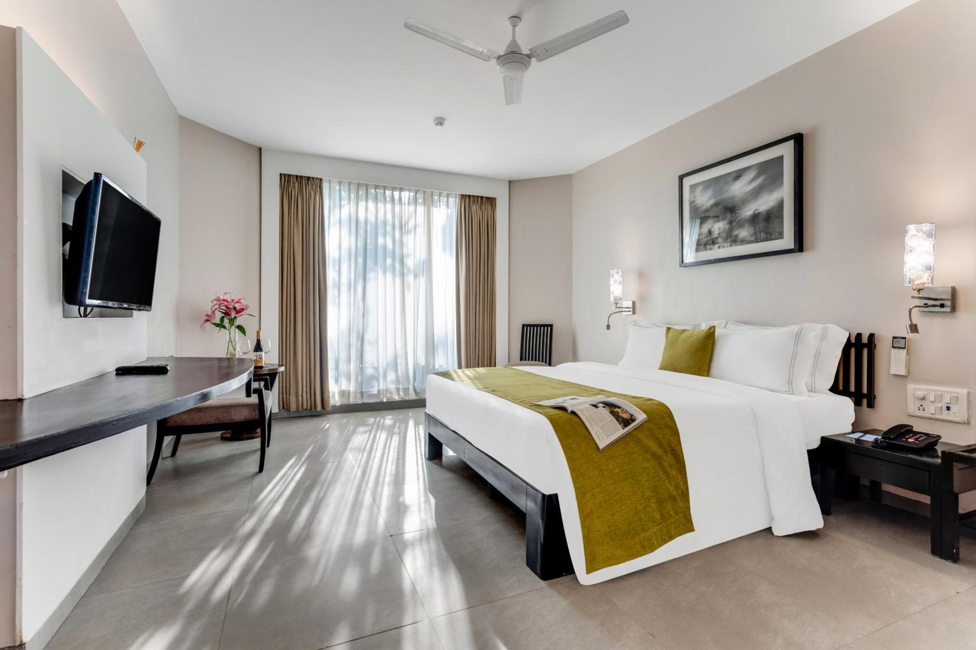 Whispering Palms Beach Resort Candolim Exterior photo