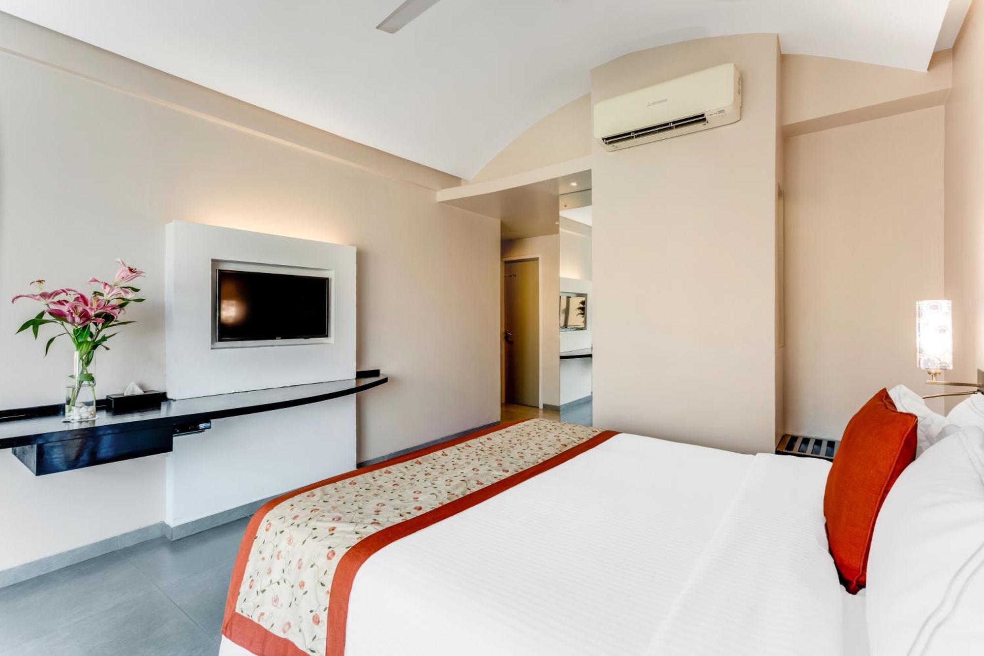 Whispering Palms Beach Resort Candolim Exterior photo
