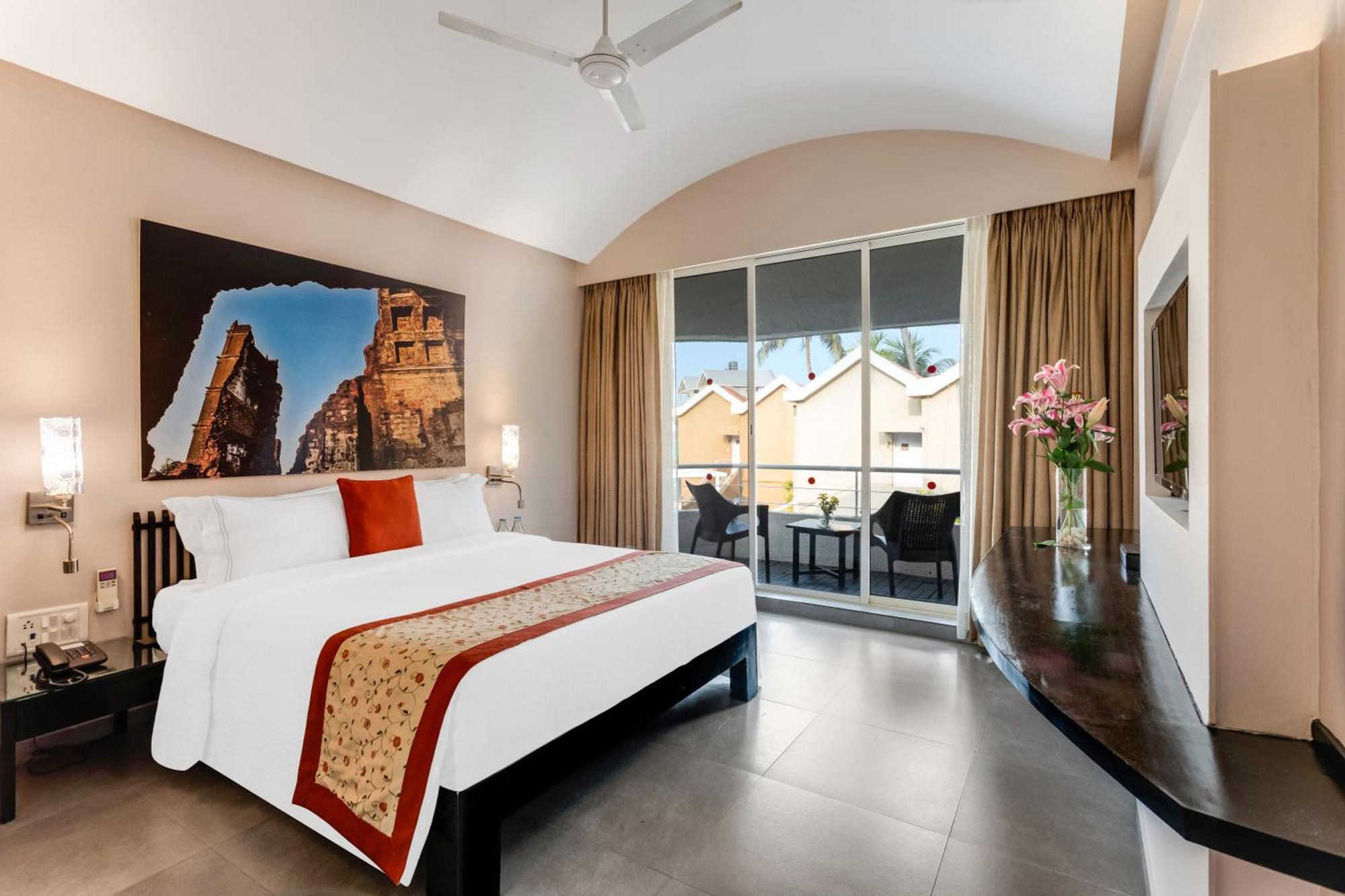 Whispering Palms Beach Resort Candolim Exterior photo