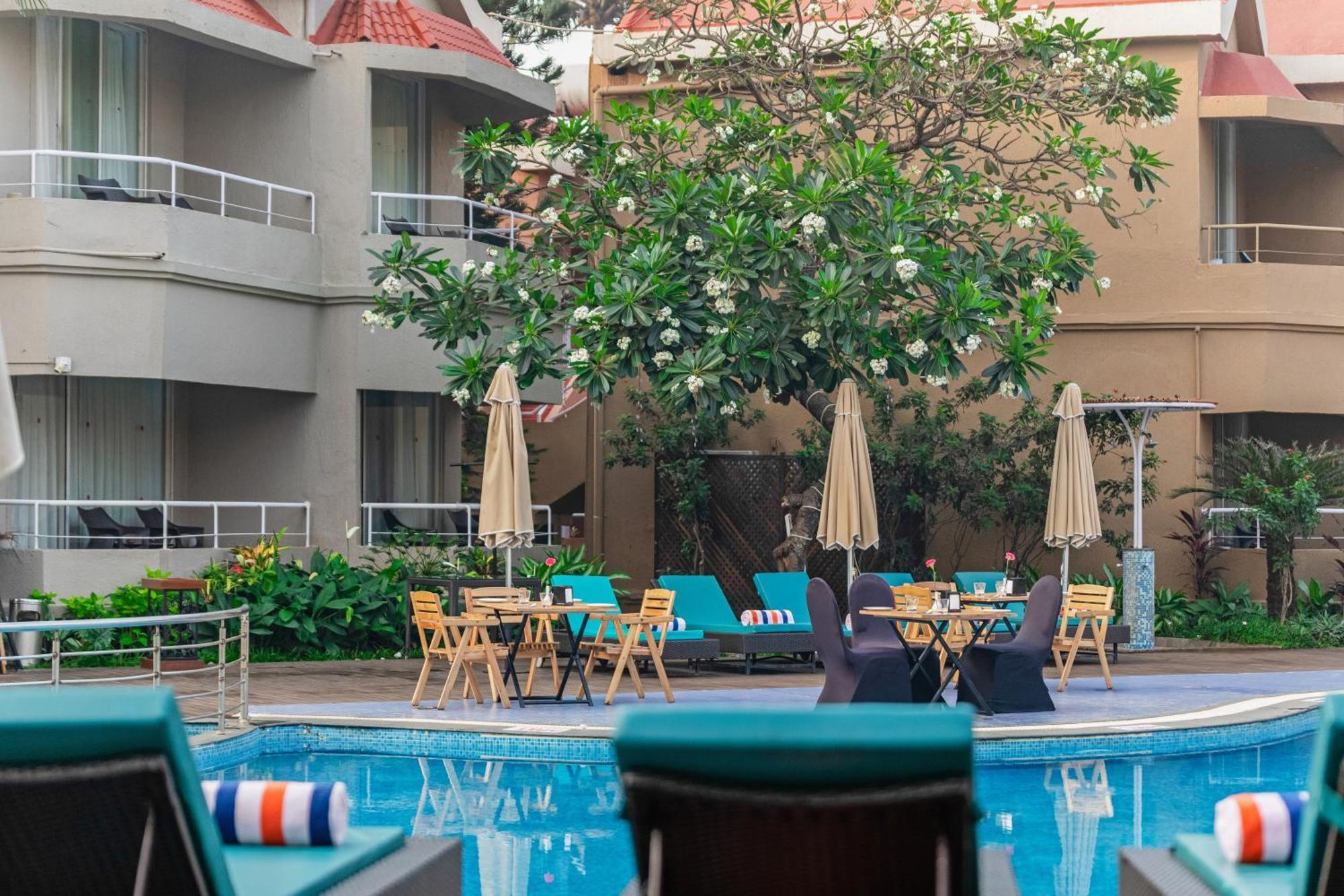 Whispering Palms Beach Resort Candolim Exterior photo