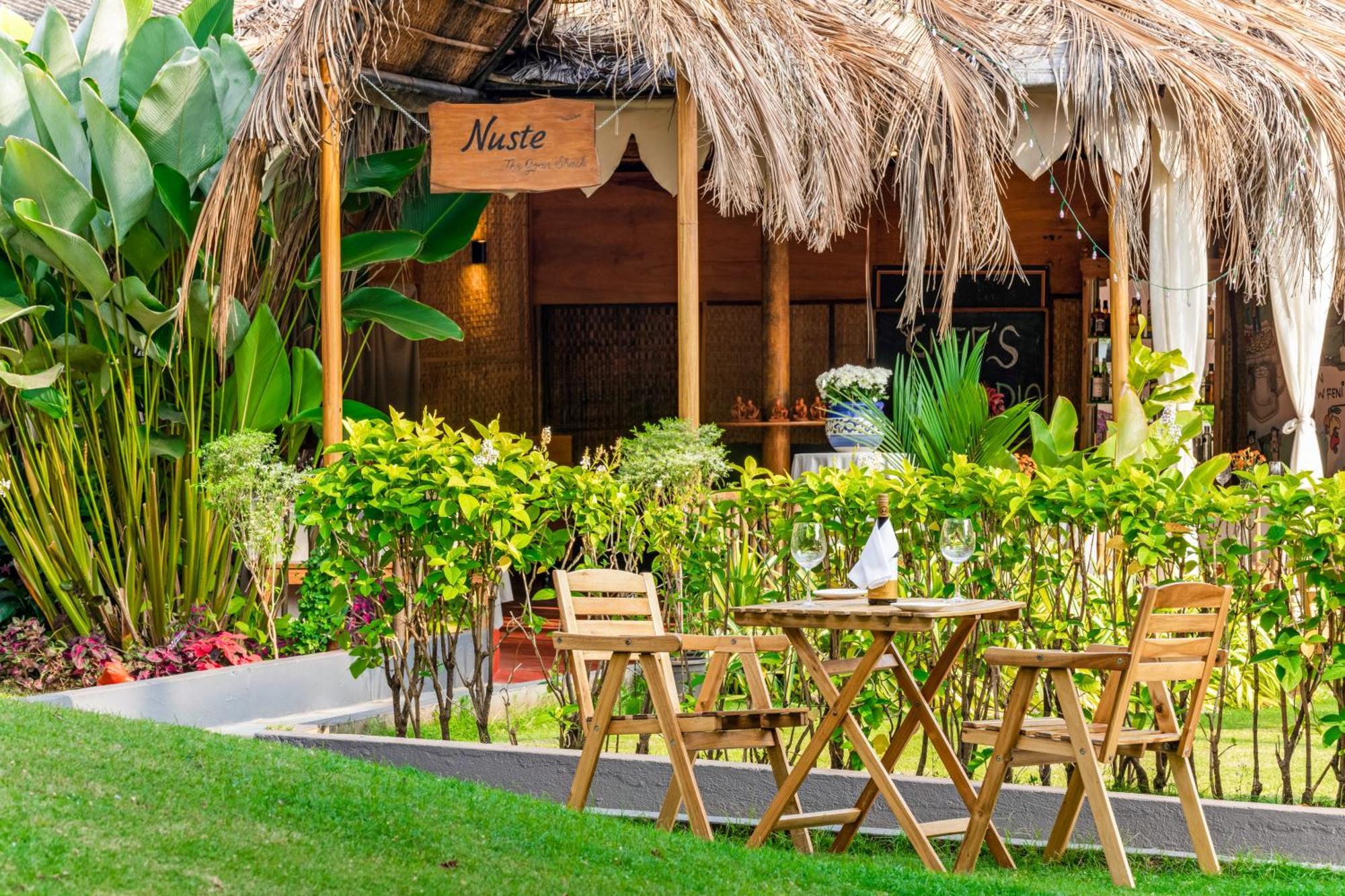 Whispering Palms Beach Resort Candolim Exterior photo