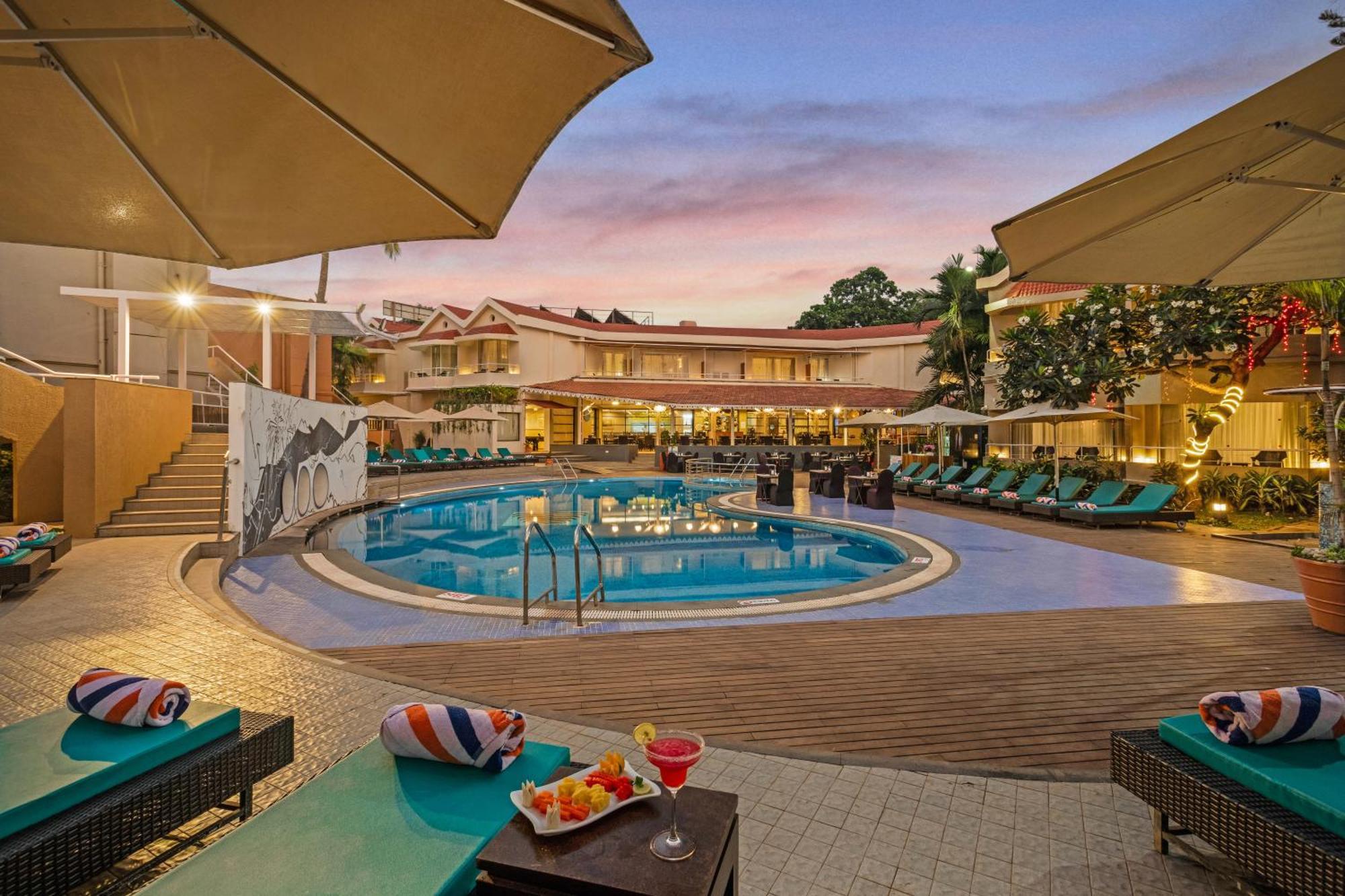 Whispering Palms Beach Resort Candolim Exterior photo