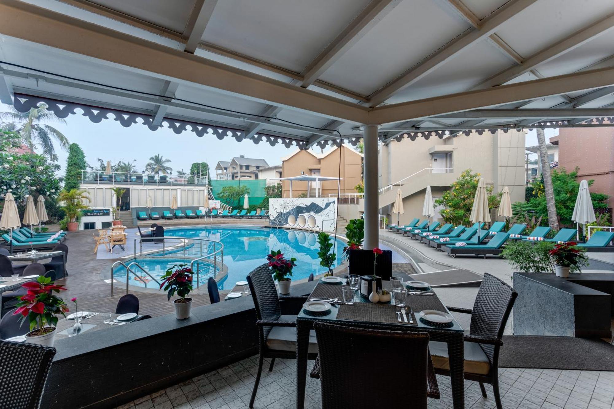 Whispering Palms Beach Resort Candolim Exterior photo