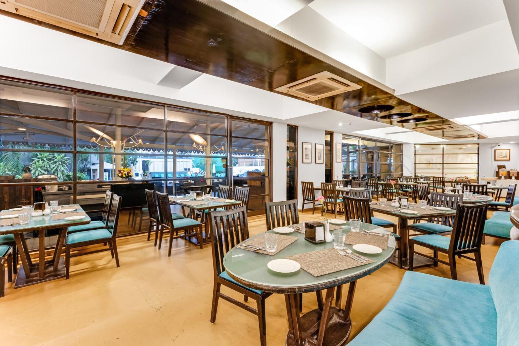 Whispering Palms Beach Resort Candolim Exterior photo