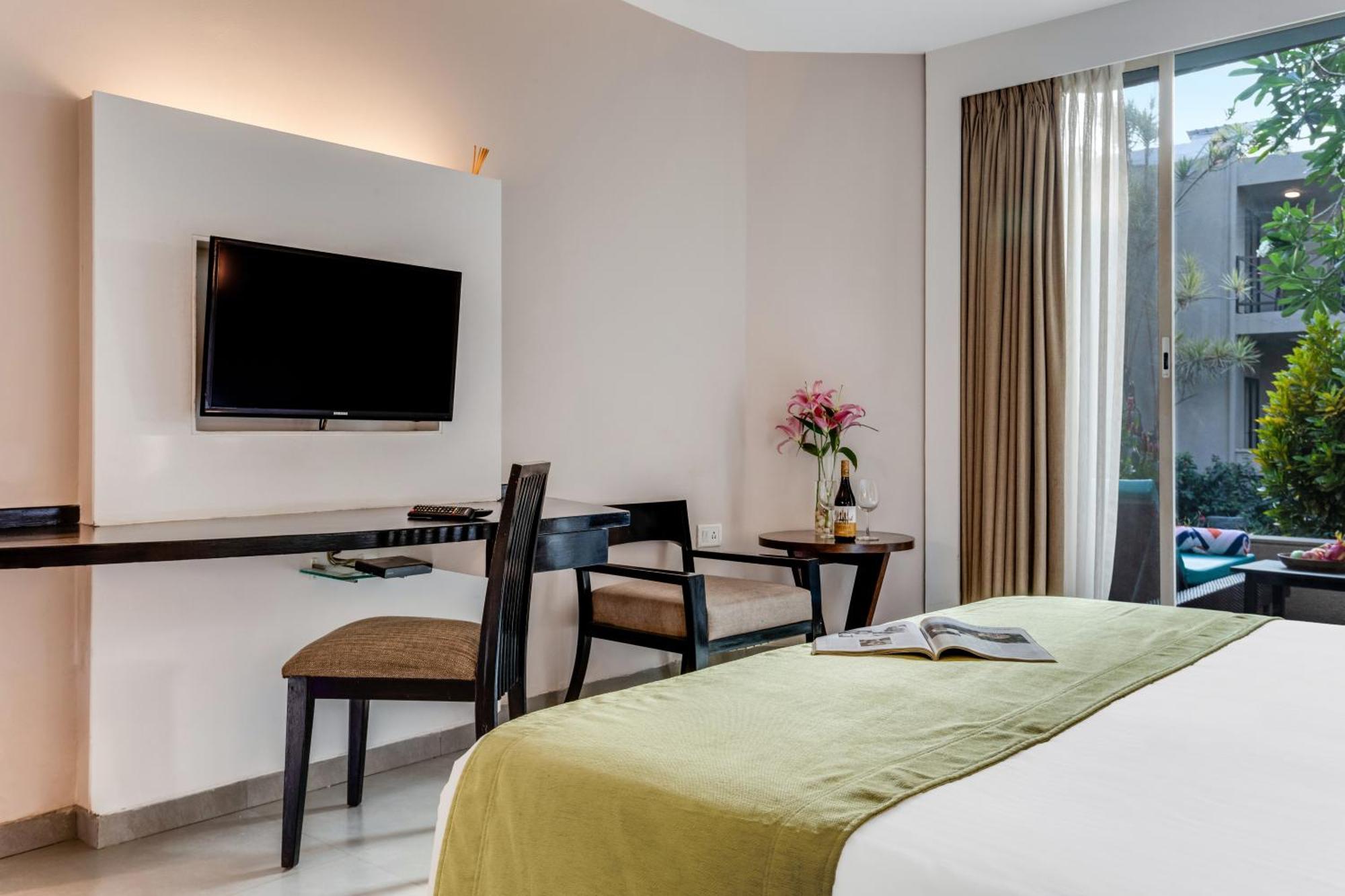 Whispering Palms Beach Resort Candolim Exterior photo